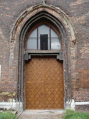 Drzwi do kościoła. Drewniane i rzeźbione. 