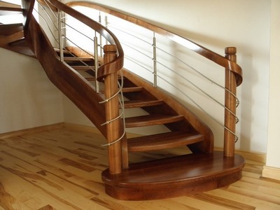 Drewniane schody giete z metalowa barierka