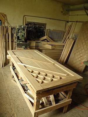 Proces produkcji drzwi drewnianych