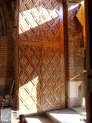 Montaż drzwi do kościoła pw. św. Jana w Gdańsku