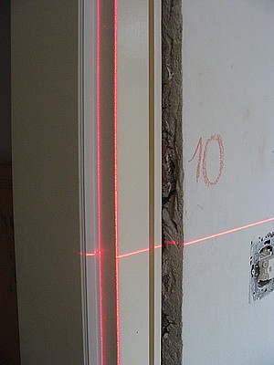 promien lasera na futrynie drzwiowej