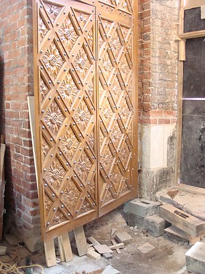 Montaż drzwi do kościoła pw. św. Jana w Gdańsku