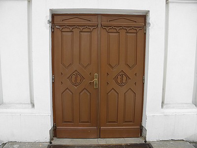 Drzwi zewnętrzne do kościoła