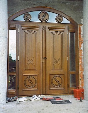 Drzwi wejściowe neogotyckie