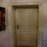 Białe drzwi wewnętrzne drewniane 
