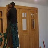 Fachowy montaż opasek drzwiowych